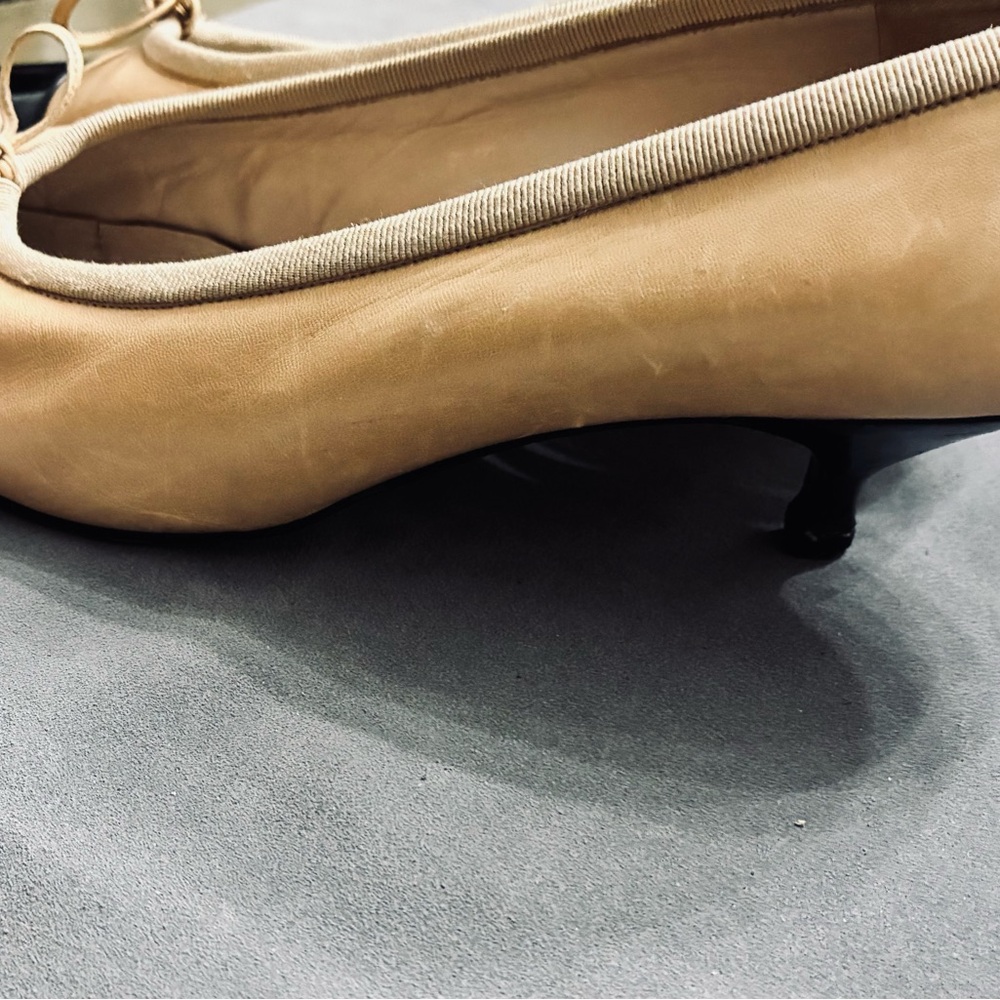 CHANEL Two-Tone Beige and Black heels - Picture 8 of 12
